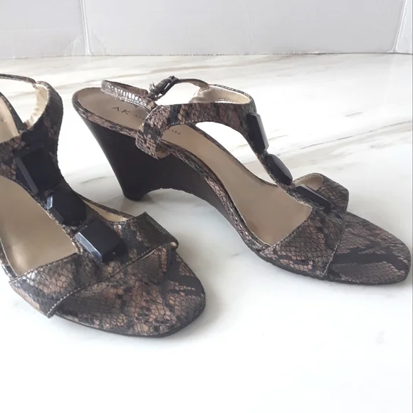 ANNE KLEIN SNAKESKIN WEDGE BEJEWELED SANDALS SZ 9 - Picture 5 of 6